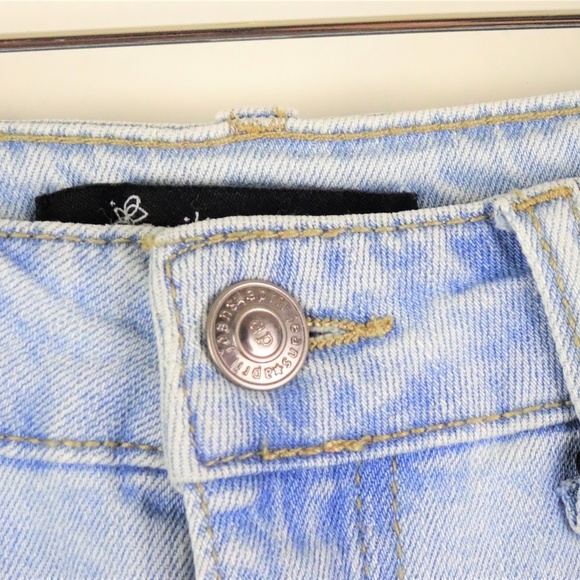 Light Wash Denim Mid Rise Shorts w/ Fray Detail - Picture 7 of 8